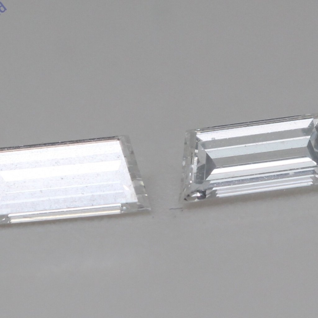 A Pair Of Trapezoid Loose Diamonds (0.62 Ct F Vs1 Si2) C54000037